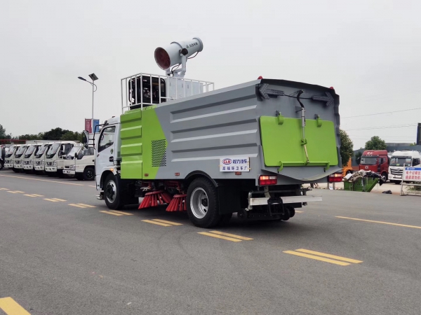 東風(fēng)多利卡7.5方掃路車(chē)帶噴霧降塵